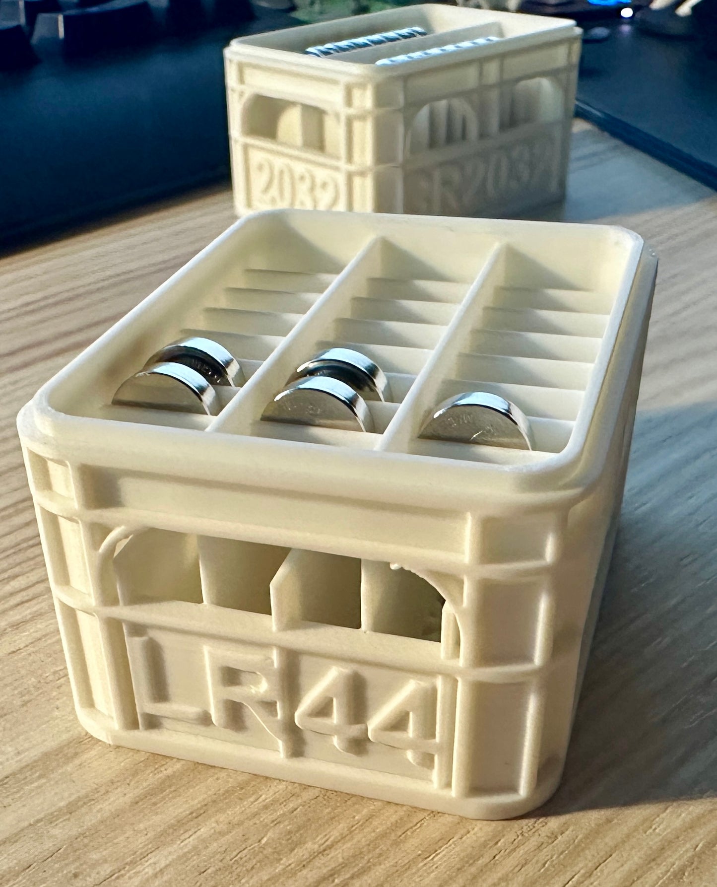 Batterie Aufbewahrung Box für verschiedene Batterie Typen - Bierkasten Style