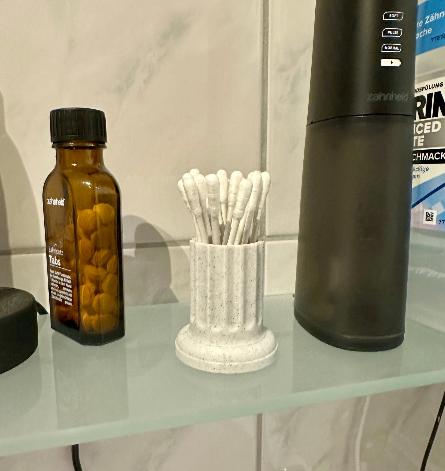 Behälter für Wattestäbchen oder Zahnstocher im Stil einer Antiken Säule. Marmor Optik