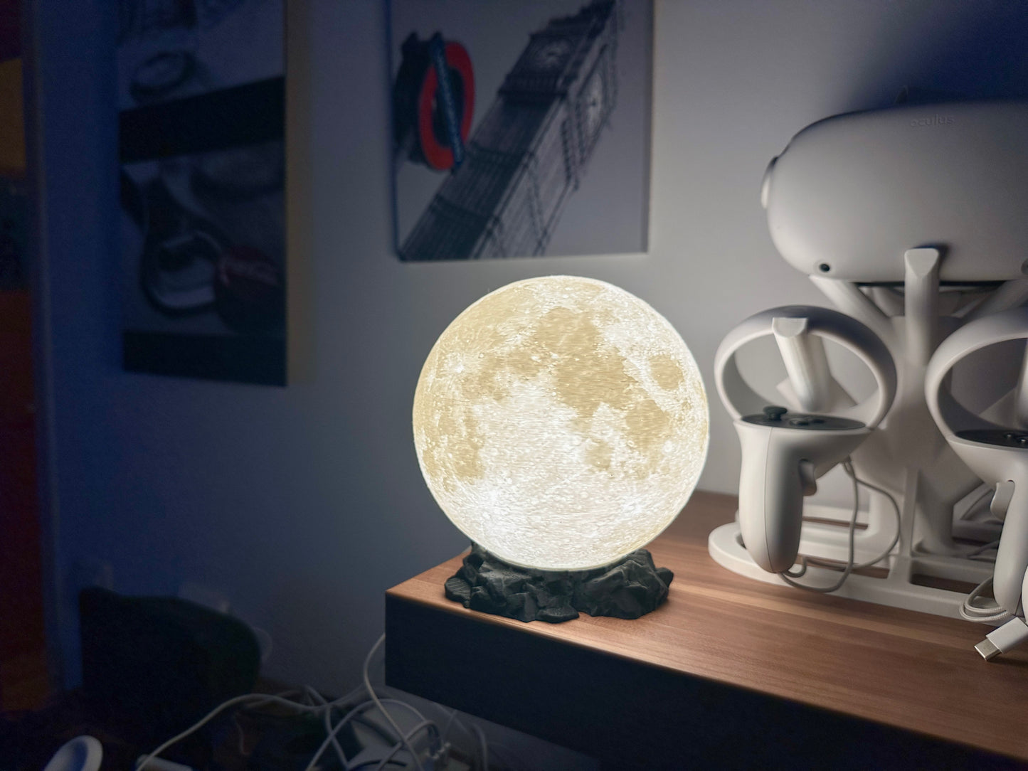 Lampe in Mond Optik auf schwarzen Sockel in Felsen Optik