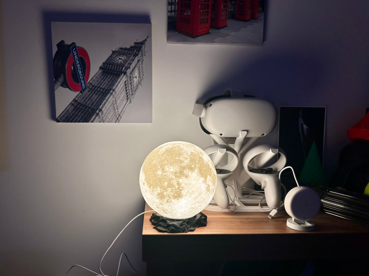 Lampe in Mond Optik auf schwarzen Sockel in Felsen Optik