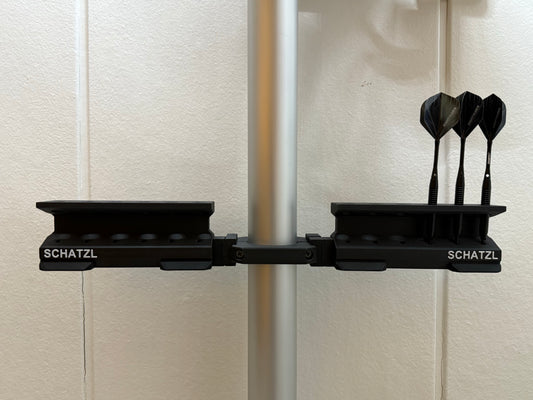 Darts Halterung auf der linken und rechten Seite des GranBoard Ständer. Mit 3 Darts Pfeilen in der Halterung