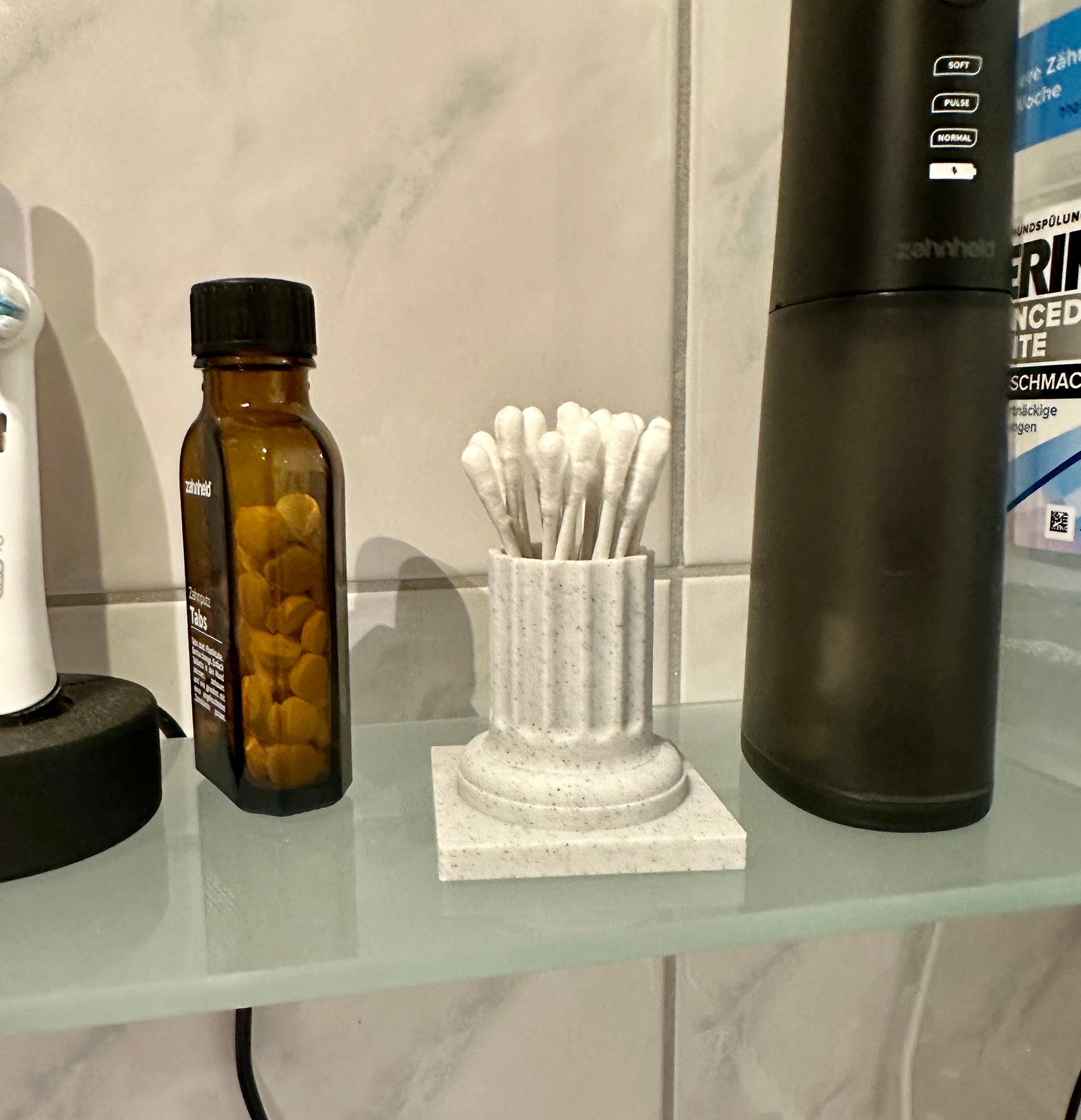 Behälter für Wattestäbchen oder Zahnstocher im Stil einer Antiken Säule. Marmor Optik
