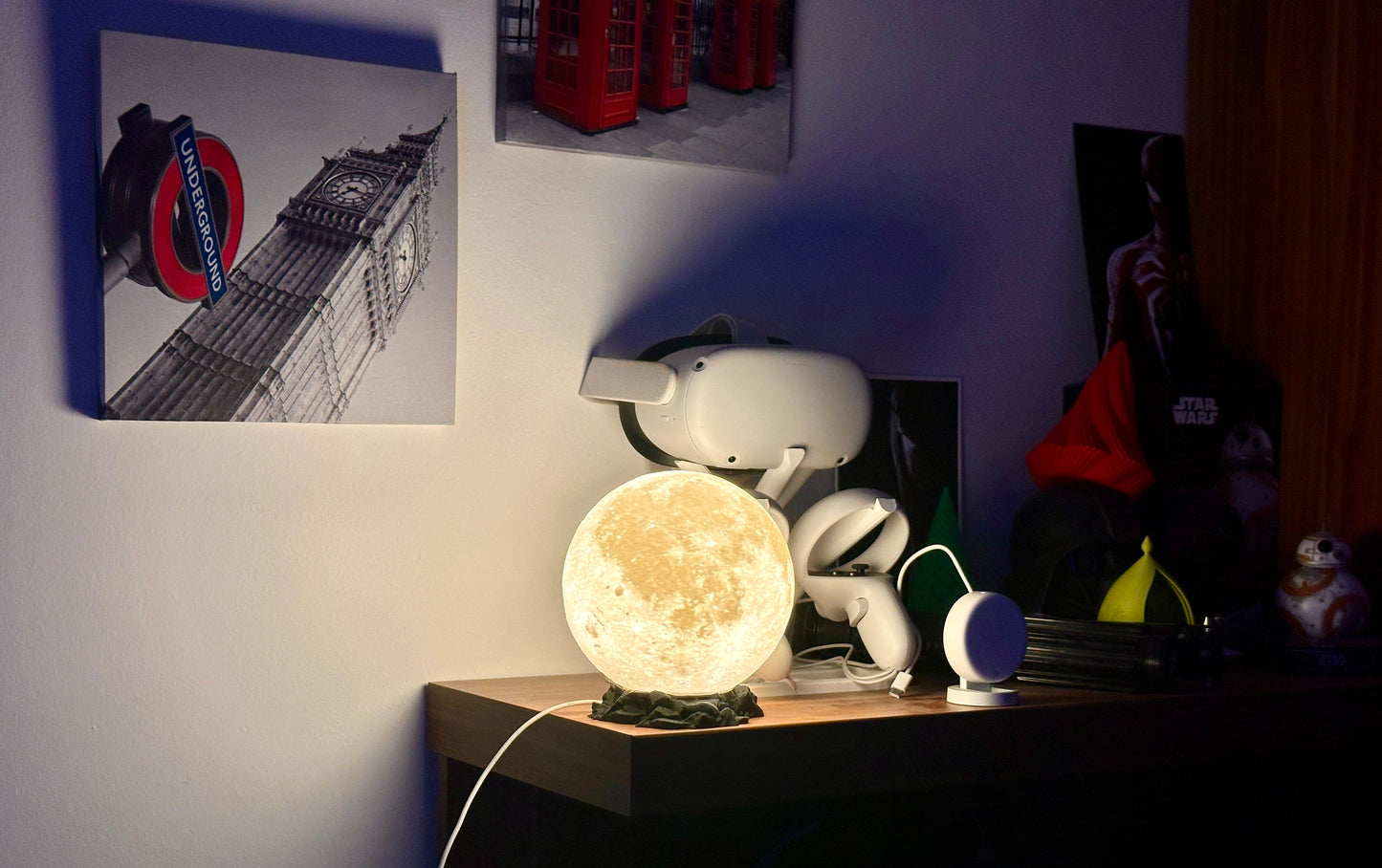 Lampe in Mond Optik auf schwarzen Sockel in Felsen Optik