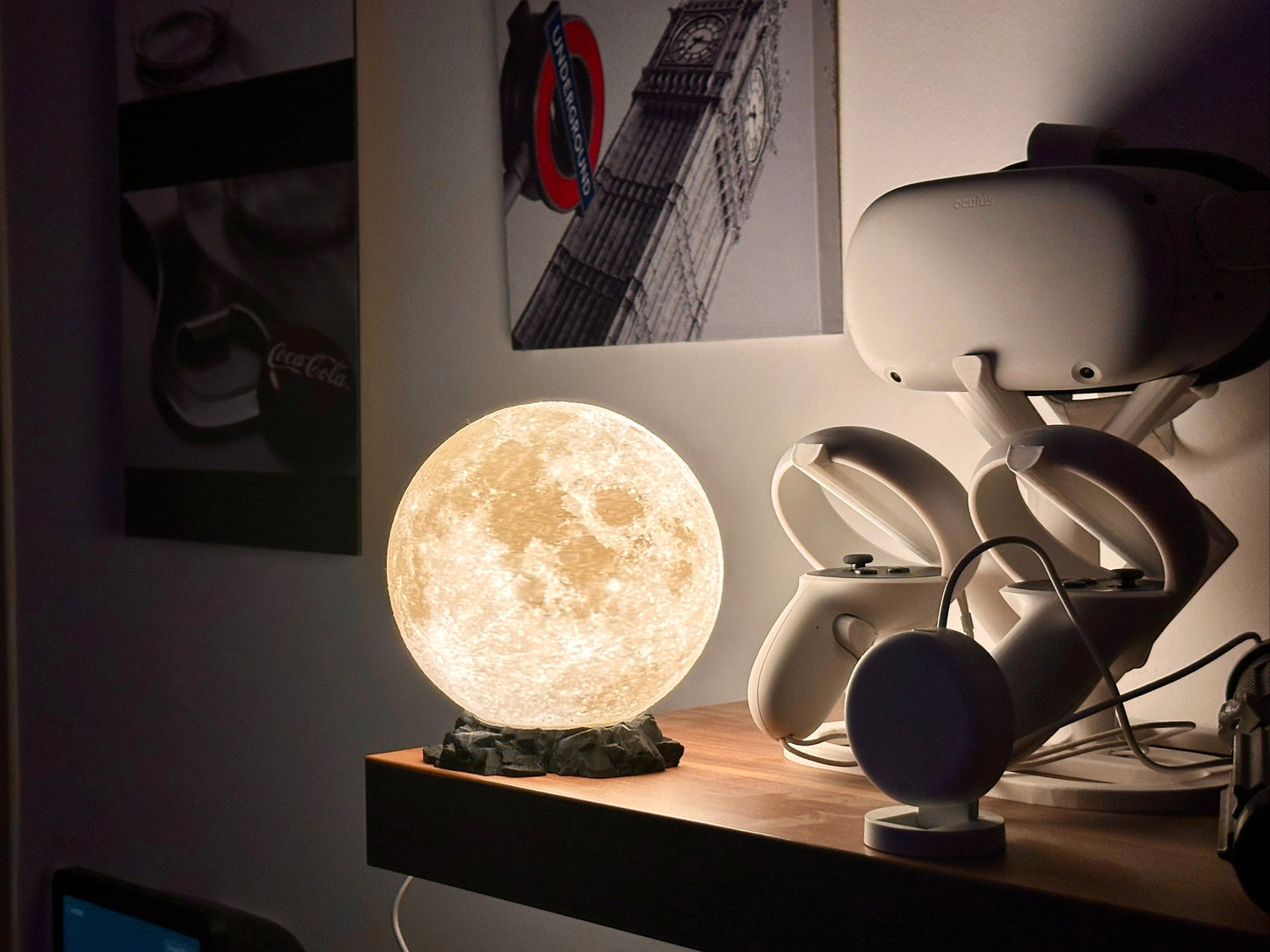 Lampe in Mond Optik auf schwarzen Sockel in Felsen Optik