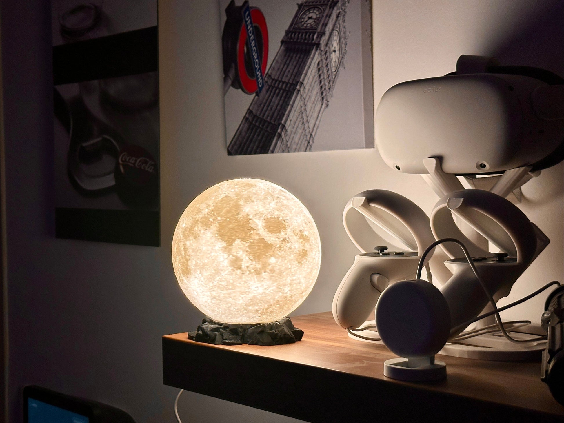 Lampe in Mond Optik auf schwarzen Sockel in Felsen Optik